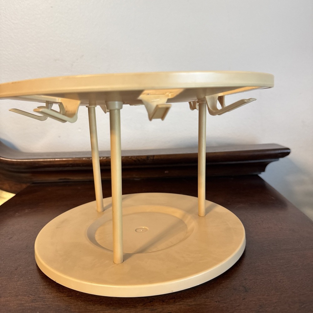 Bee Plastic S-665 Carousel Lazy Susan  Cup & Plate Holder Vintage USA